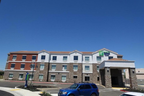Holiday Inn Express & Suites Brentwood image 10